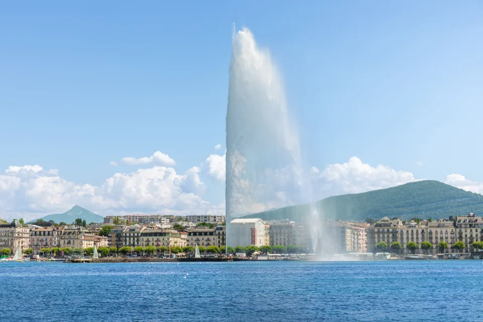 Genfer Jet d’Eau und Genfersee unter blauem Himmel