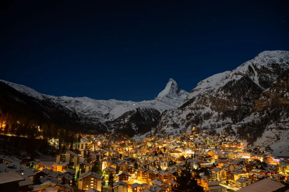 Zermatt illuminé de nuit au pied du Cervin